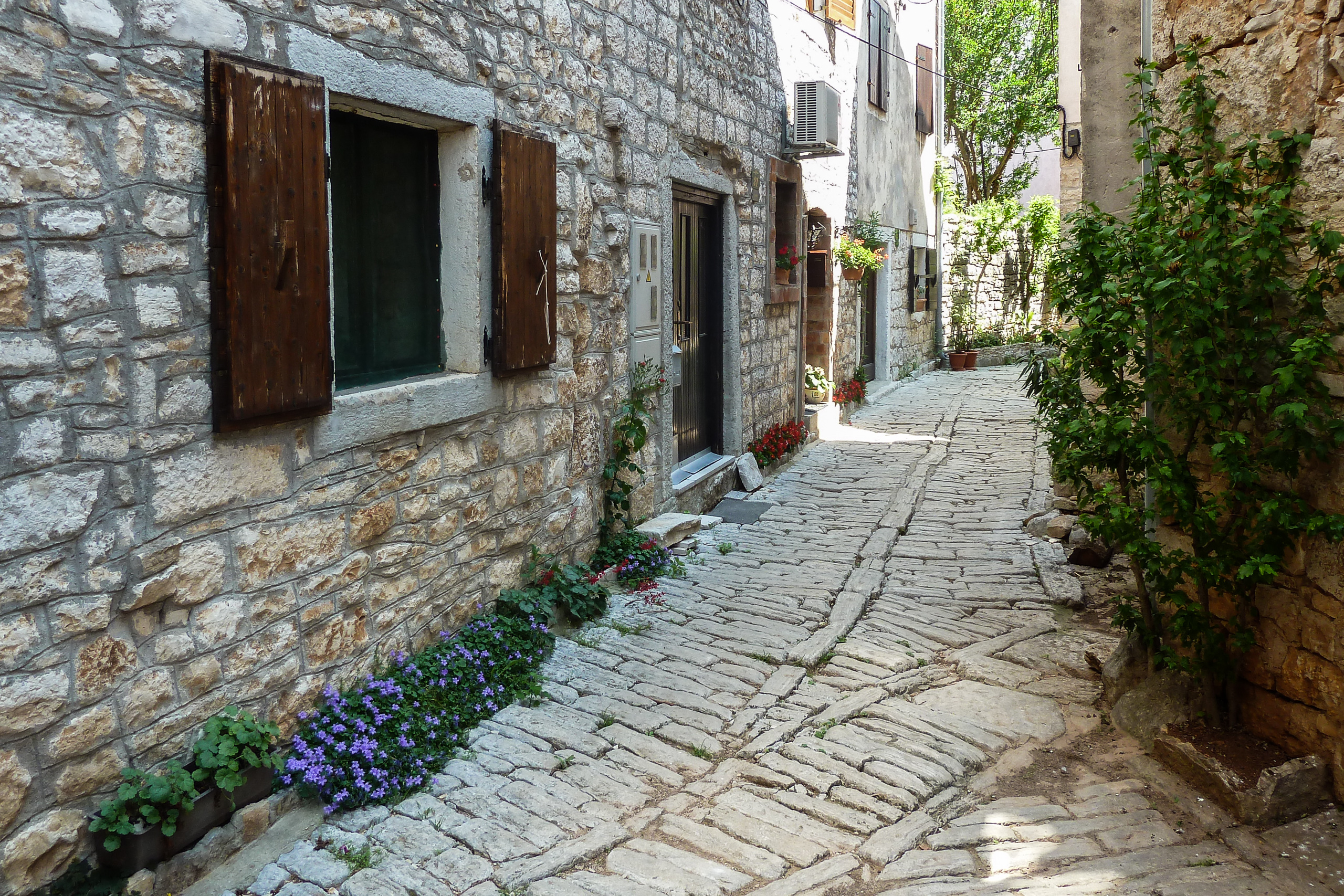 Bale – gepflastertes Gässchen im mittelalterlichen Kern